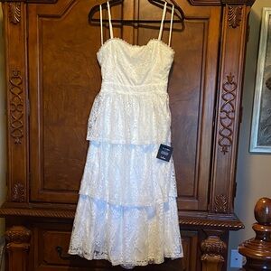 Lulu's White Lace Tiered Midi Dress
Size Small